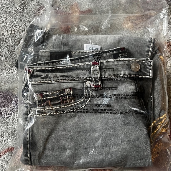 BRAND NEW CLOTHES NEVER WARN - DENIM JEANS < GRAPHIC TEES , ACTAIVE WEAR , SOCKS - Picture 3 of 4